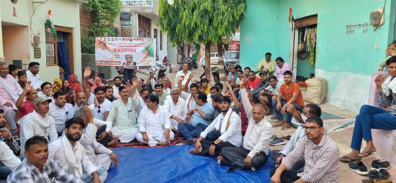 वर्षों से टूटी पड़ी गलियों एवं सड़कों को बनवाए जाने की मांग को लेकर क्षेत्र वासियों एवं कांग्रेसियों ने दिया धरना | New India Times