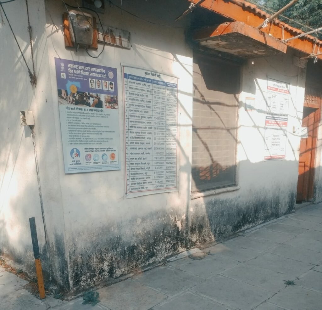 दफ़्तर के बाहर सेवाशुल्क बोर्ड का अभाव, पंजीकृत व्यवहारों के लिए नागरिकों से लुटे जा रहे हैं हजारों रुपये, जामनेर के मुकाबले पहुर में कम है भ्रष्टाचार | New India Times