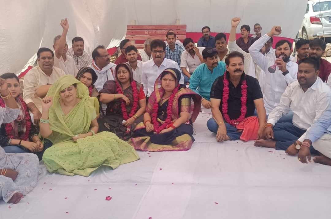 सभापति और आयुक्त से नाराज़ नगर परिषद के पक्ष और विपक्ष के 40 से अधिक पार्षदों द्वारा नगर परिषद कार्यालय पर किया गया धरना प्रदर्शन | New India Times