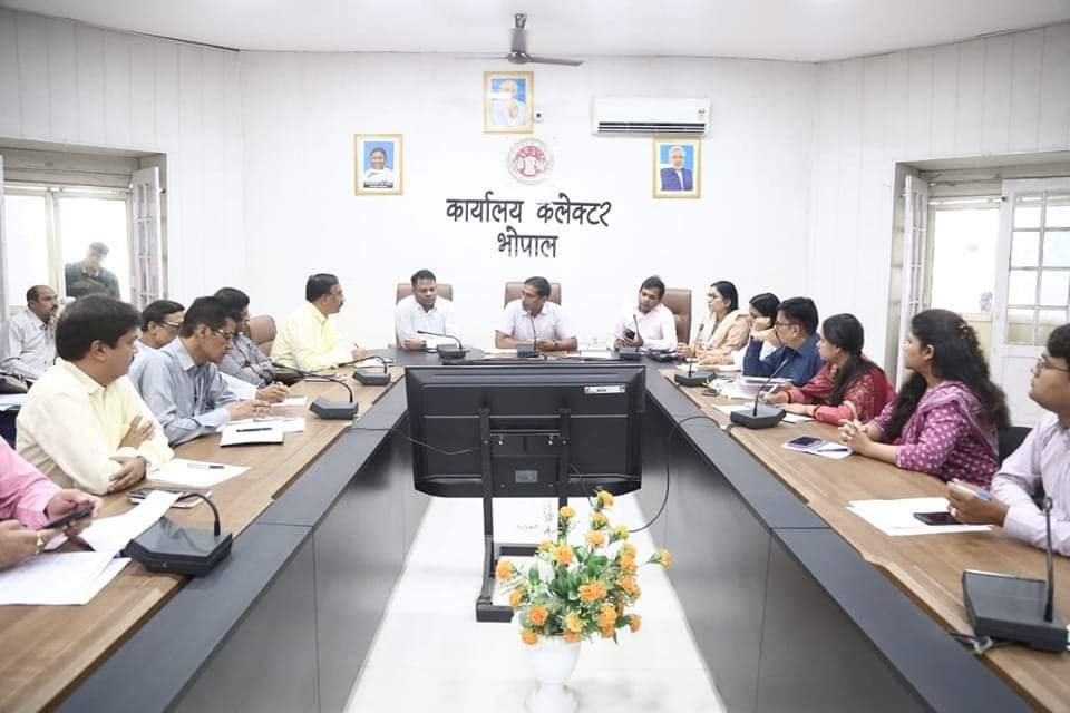 भोपाल कलेक्टर ने टी.एल बैठक में सभी अधिकारियों को दिए निर्देश, सीएम हेल्पलाइन के लंबित सभी प्रकरण करें निराकृत | New India Times
