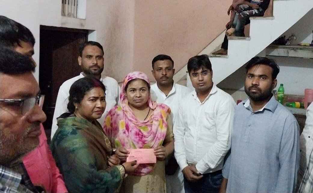 अग्नि पीड़ित परिवारों को तीन अलग-अलग जगहों पर जाकर विधायक शोभारानी कुशवाहा ने दी सहायता राशि | New India Times