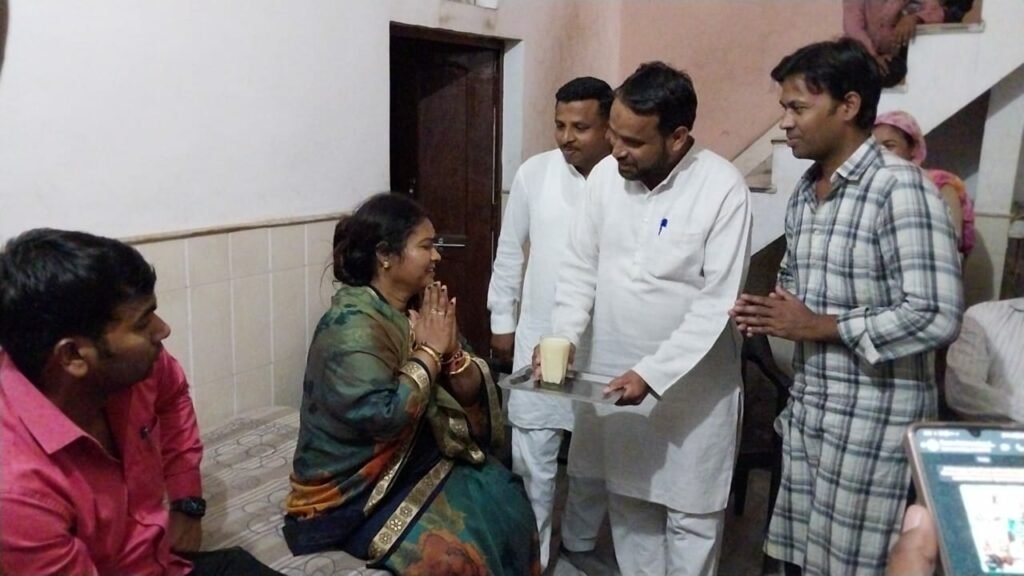 अग्नि पीड़ित परिवारों को तीन अलग-अलग जगहों पर जाकर विधायक शोभारानी कुशवाहा ने दी सहायता राशि 2 अग्नि पीड़ित परिवारों को तीन अलग-अलग जगहों पर जाकर विधायक शोभारानी कुशवाहा ने दी सहायता राशि | New India Times