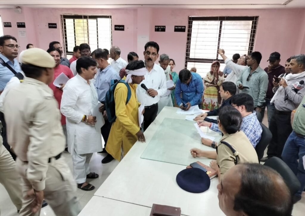 सेवानगर में खोली गई शराब की दुकान को हटाए जाने की मांग को लेकर कांग्रेस के पूर्व प्रदेश महासचिव सुनील शर्मा ने डीएम की जन सुनवाई में की शराब की दुकान हटाने की मांग | New India Times