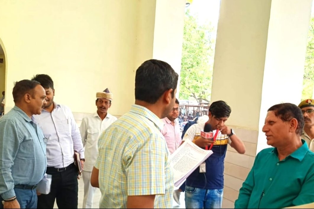 विद्युत विभाग के अधिशाषी अभियंता व जूनियर इंजीनियर के खिलाफ कोर्ट जाने के लिए जिलाधिकारी को विनोद दीक्षित ने सौंपा मांग पत्र  | New India Times