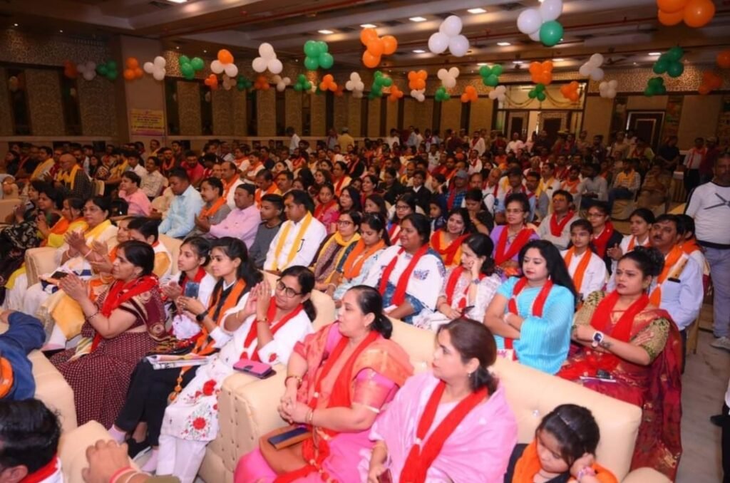 हिंदी पत्रकारिता दिवस पर नेशनल यूनियन ऑफ़ जर्नलिस्ट द्वारा समाज में सराहनीय कार्य के लिए ब्रज यातायात एवं पर्यावरण जागरुकता समिति के संस्थापक अध्यक्ष विनोद दीक्षित एवं उनकी टीम को किया गया सम्मानित | New India Times