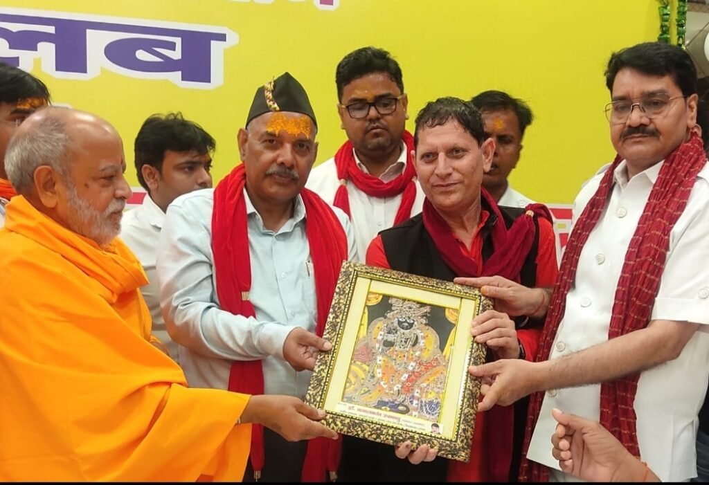 हिंदी पत्रकारिता दिवस पर नेशनल यूनियन ऑफ़ जर्नलिस्ट द्वारा समाज में सराहनीय कार्य के लिए ब्रज यातायात एवं पर्यावरण जागरुकता समिति के संस्थापक अध्यक्ष विनोद दीक्षित एवं उनकी टीम को किया गया सम्मानित | New India Times