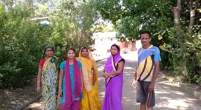 महीनों पहले की गई शिकायत के बाद भी अब तक नहीं लगा स्ट्रीट लाइट, अंधेरे में आवागमन करने को मजबूर हैं लोग | New India Times