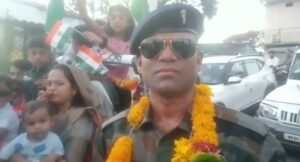 दमुआ निवासी सेना के जवान का जम्मू कश्मीर बॉर्डर से अपने घर आने पर परिवार द्वारा हुआ आत्मीय स्वागत | New India Times