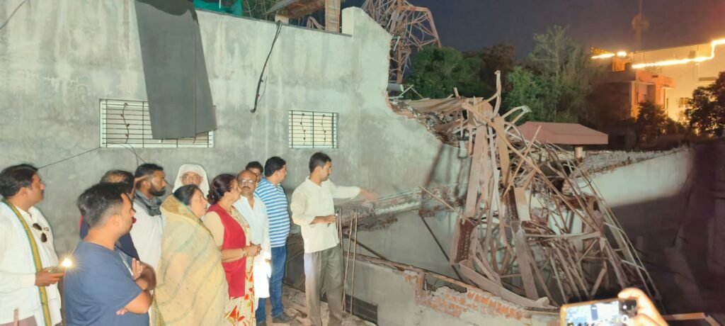 प्रदेश भाजपा प्रवक्ता एवं पूर्व कैबिनेट मंत्री श्रीमती अर्चना चिटनीस एवं विधायक शेरा भैया ने बुरहानपुर के आंधी-तूफान से प्रभावित क्षेत्रों का किया अवलोकन 2 प्रदेश भाजपा प्रवक्ता एवं पूर्व कैबिनेट मंत्री श्रीमती अर्चना चिटनीस एवं विधायक शेरा भैया ने बुरहानपुर के आंधी-तूफान से प्रभावित क्षेत्रों का किया अवलोकन | New India Times