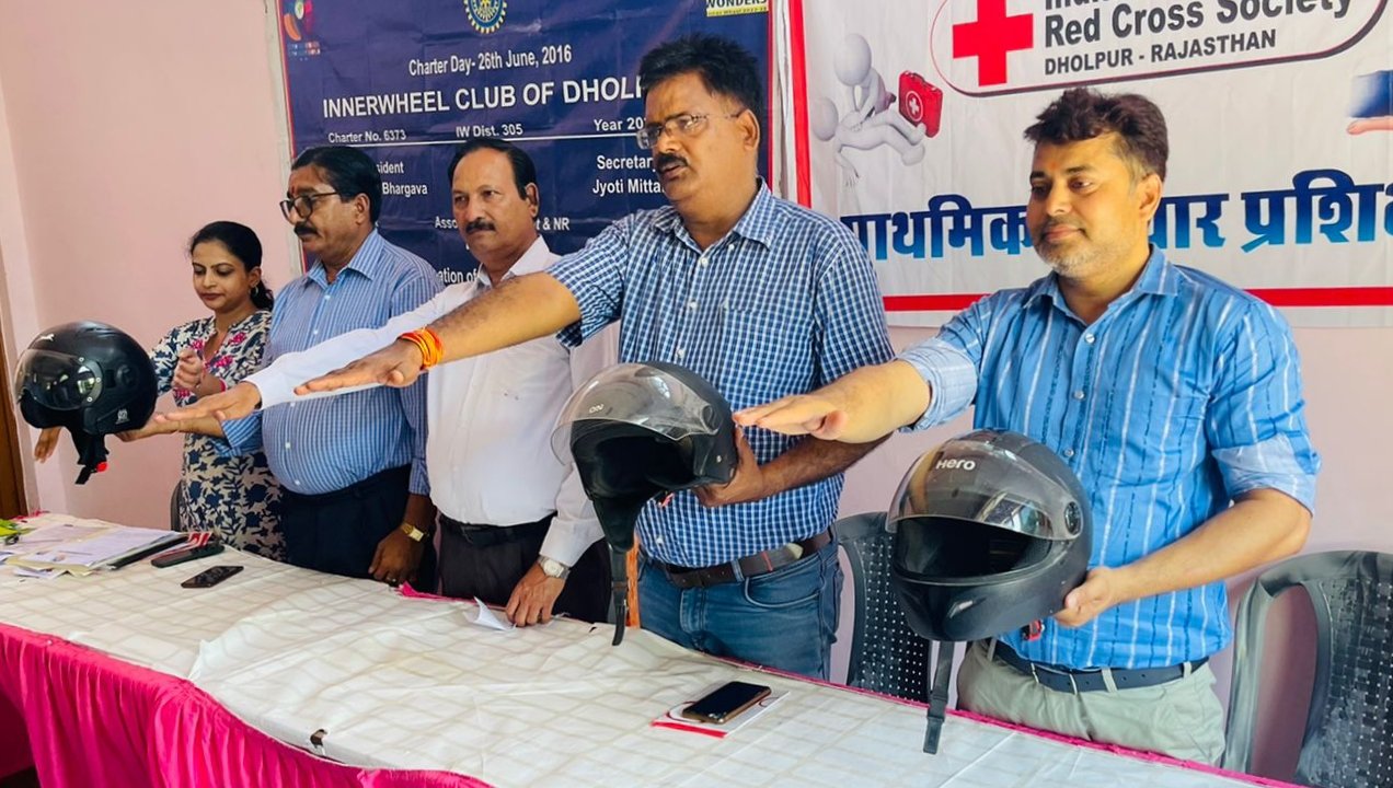 दो पहिया वाहन चलाते समय हेल्मेट की आवश्यकता को लेकर सेमिनार का किया गया आयोजन | New India Times