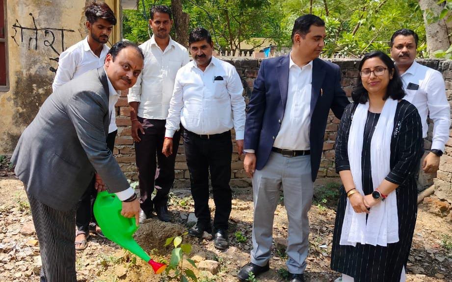 विश्व पर्यावरण दिवस के माैके पर जनपद न्यायाधीश मथुरा श्री आशीष गर्ग की अध्यक्षता में किया गया वृक्षारोपण | New India Times
