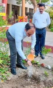 विश्व पर्यावरण दिवस के माैके पर जनपद न्यायाधीश मथुरा श्री आशीष गर्ग की अध्यक्षता में किया गया वृक्षारोपण | New India Times