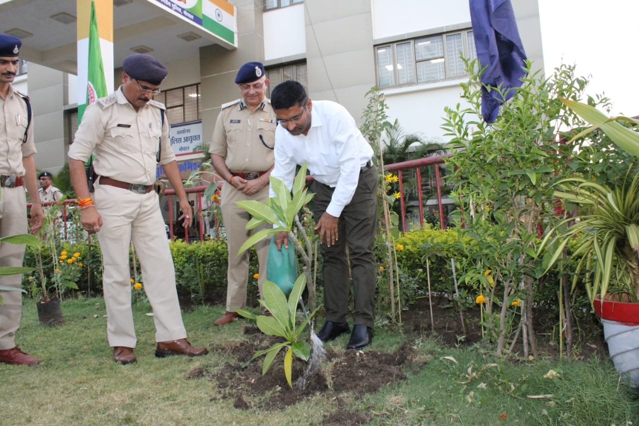 विश्व पर्यावरण दिवस के अवसर पर पुलिस आयुक्त ने किया वृक्षारोपण | New India Times