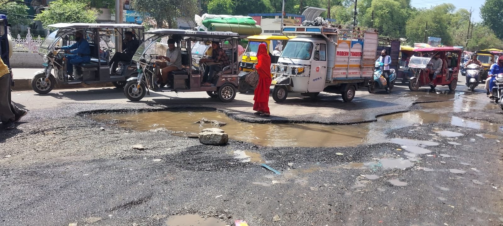भोपाल टॉकीज़ चौराहे का गड्ढा लोगों को दे रहा है हादसे को दावत, ज़िम्मदार अधिकारी मौन | New India Times