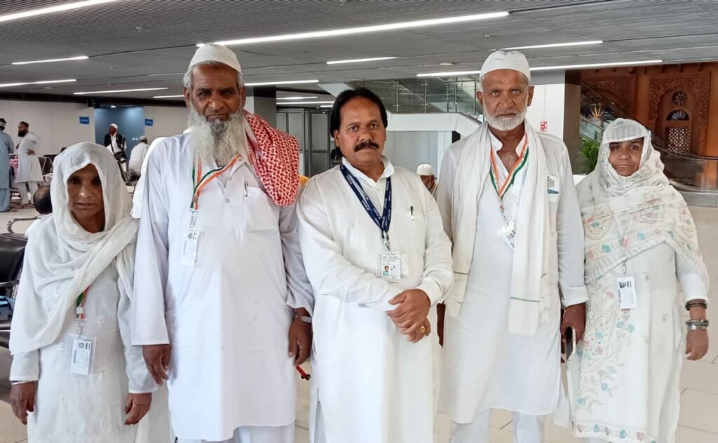 हज 2023 के मुकद्दस सफर पर जाने वाले हाजियों की 26वीं व आखिरी फ्लाइट के हाजियों का जयपुर एयरपोर्ट पर किया गया इस्तकबाल | New India Times