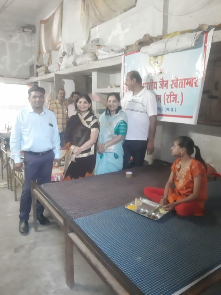 अखिल भारतीय जैन श्वेताम्बर ग्रुप फेडरेशन ने लालबाग के वृद्धाश्रम में बुजुर्गों को कराया भोजन | New India Times