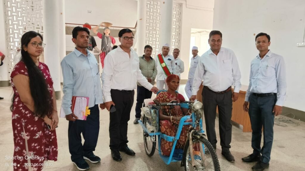 लक्ष्मी योजना अन्तर्गत डीएम के निर्देश पर दिव्यांग लक्ष्मी मानसिंह को दी गई बैटरी वाली ट्राईसिकल 2 लक्ष्मी योजना अन्तर्गत डीएम के निर्देश पर दिव्यांग लक्ष्मी मानसिंह को दी गई बैटरी वाली ट्राईसिकल | New India Times