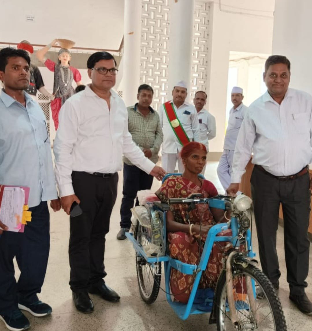 लक्ष्मी योजना अन्तर्गत डीएम के निर्देश पर दिव्यांग लक्ष्मी मानसिंह को दी गई बैटरी वाली ट्राईसिकल | New India Times