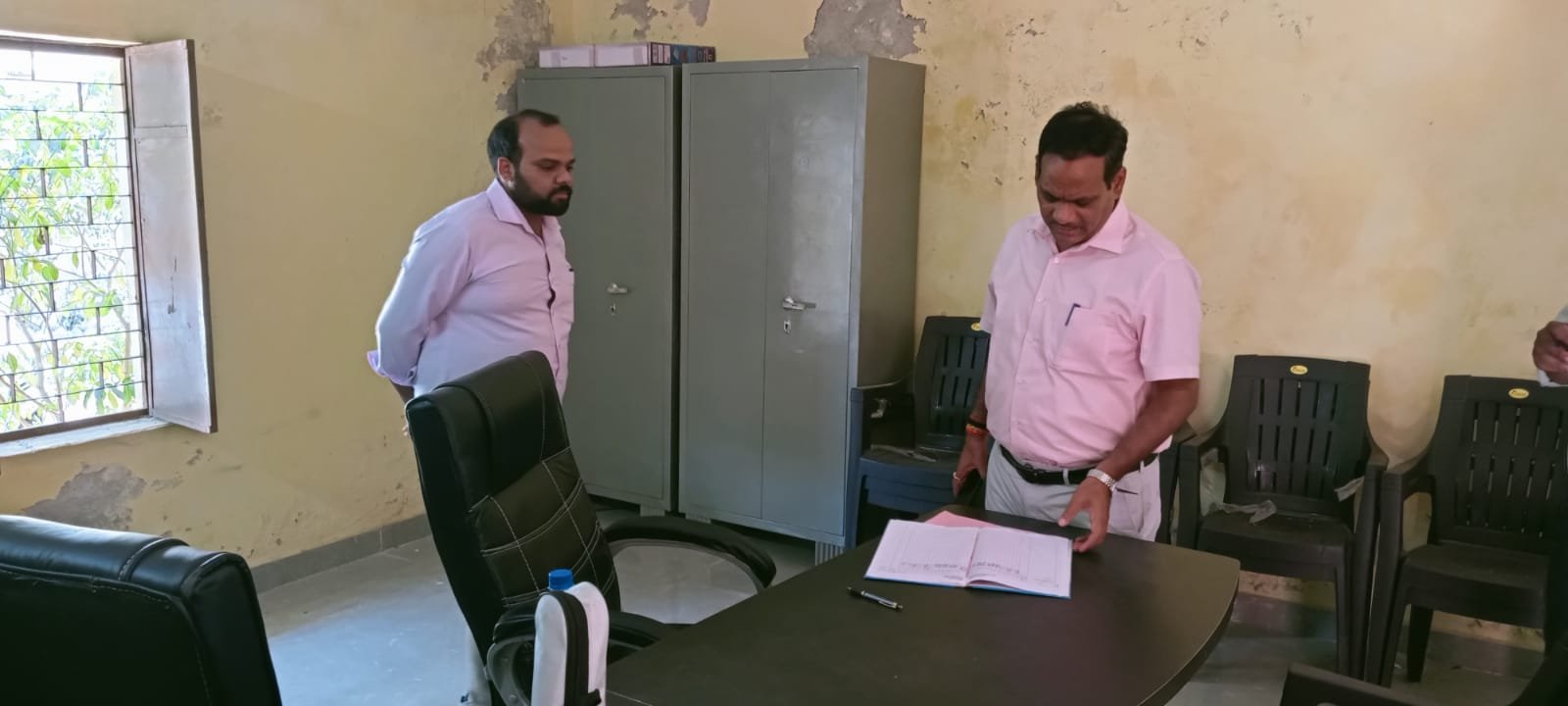 ग्राम पंचायत हथोड़ा बुजुर्ग में गंदगी देखकर डीएम का पारा हुआ हाई, चार सफाई कर्मचारियों का वेतन रोकने का दिये निर्देश | New India Times