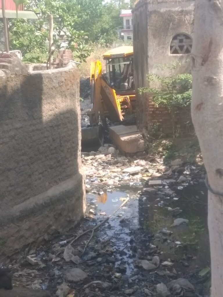 पक्के निर्माण के बजाये वर्षों से की जा रही है एक ही नाले की सफाई, हड़ताल पर शेंदुर्नी नगर पंचायत के कर्मी, शहर में लगा कचरे का अंबार | New India Times