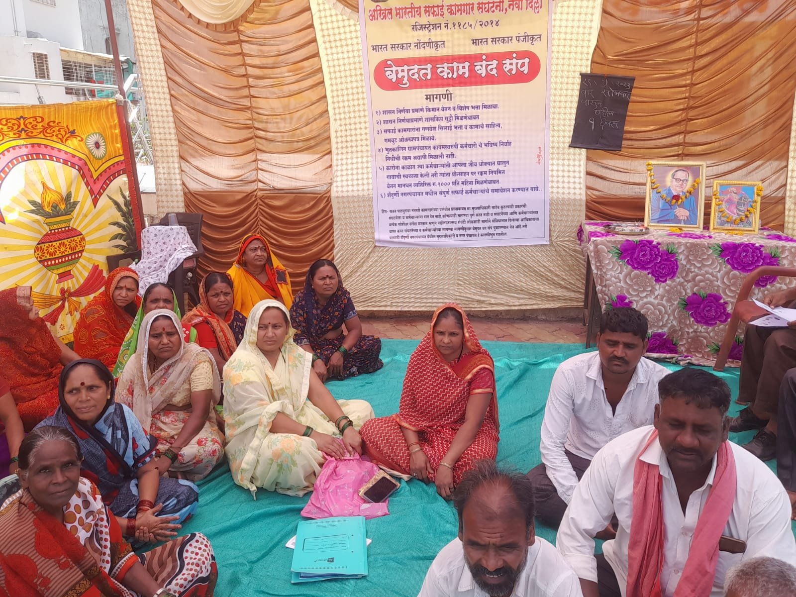 पक्के निर्माण के बजाये वर्षों से की जा रही है एक ही नाले की सफाई, हड़ताल पर शेंदुर्नी नगर पंचायत के कर्मी, शहर में लगा कचरे का अंबार | New India Times