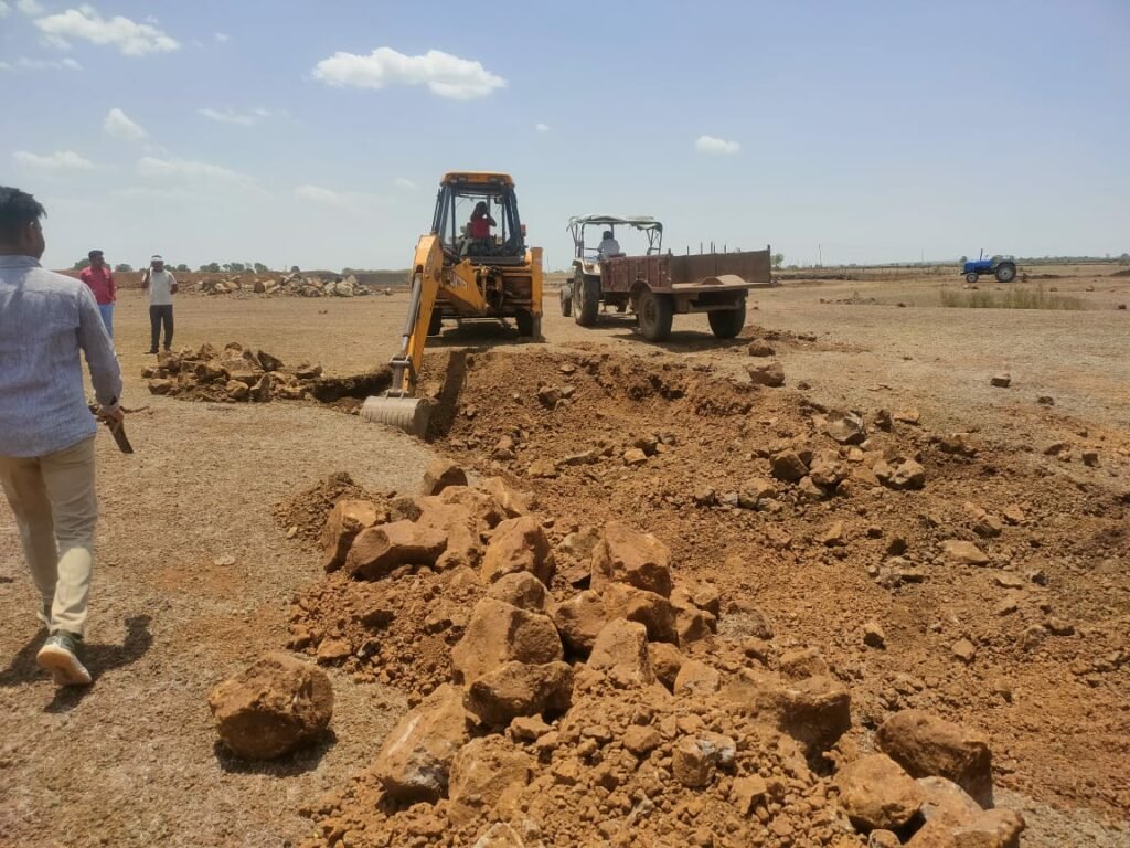 शासन के नियमों का उल्लंघन करते हुए ग्राम पंचायत रसेना में मजदूरों की जगह जेसीबी मशीन से कराया जा रहा है तालाब का निर्माण कार्य | New India Times