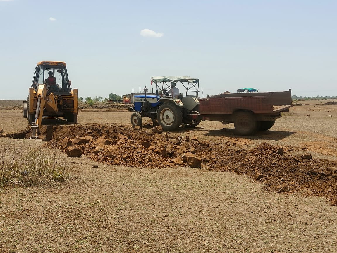 शासन के नियमों का उल्लंघन करते हुए ग्राम पंचायत रसेना में मजदूरों की जगह जेसीबी मशीन से कराया जा रहा है तालाब का निर्माण कार्य | New India Times