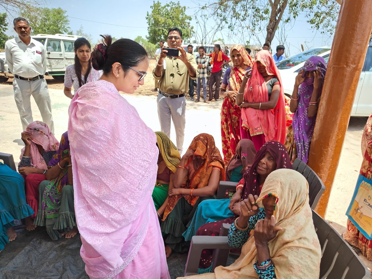कलेक्टर ने विकास खण्ड राणापुर का किया निरीक्षण, इस दौरान प्रधानमंत्री आवास योजना ग्रामीण, अमृत सरोवर तालाब एवं कुएं का भी किया निरीक्षण | New India Times