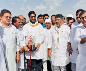 कर्नाटक के उप मुख्यमंत्री डी के शिवकुमार का पूर्व केंद्रीय मंत्री प्रदीप जैन आदित्य के नेतृत्व में कांग्रेसियों ने किया स्वागत 2 कर्नाटक के उप मुख्यमंत्री डी के शिवकुमार का पूर्व केंद्रीय मंत्री प्रदीप जैन आदित्य के नेतृत्व में कांग्रेसियों ने किया स्वागत | New India Times