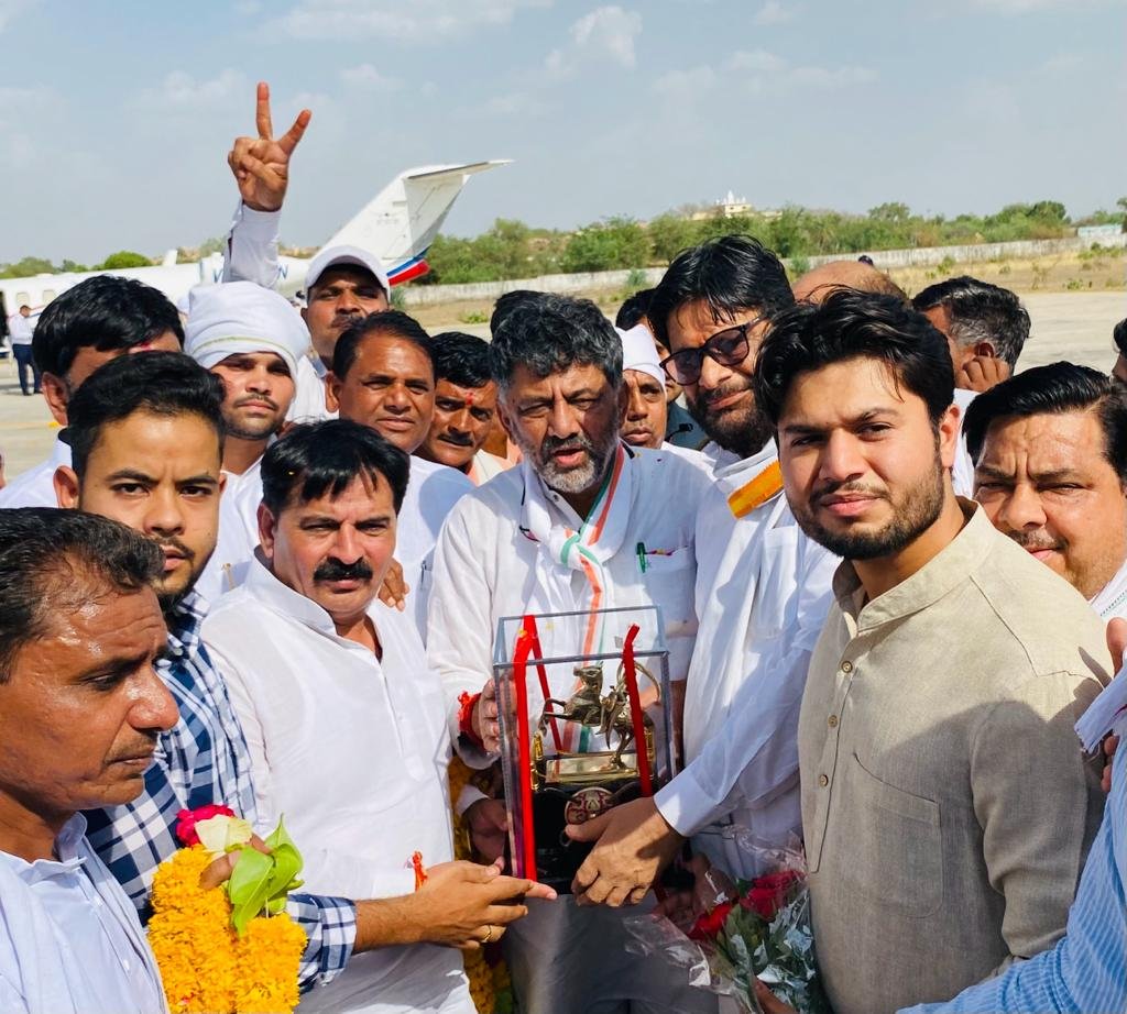 कर्नाटक के उप मुख्यमंत्री डी के शिवकुमार का पूर्व केंद्रीय मंत्री प्रदीप जैन आदित्य के नेतृत्व में कांग्रेसियों ने किया स्वागत | New India Times