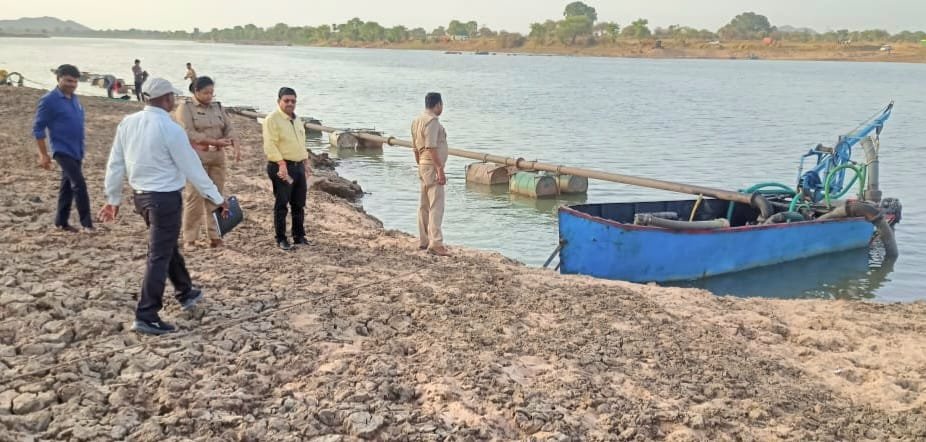 जिलाधिकारी के निर्देश पर अपर जिलाधिकारी ने अवैध खनन माफियाओं पर की छापामार कार्यवाही, लाखों रुपए का माल जब्त, माफियाओं में मचा हड़कंप | New India Times