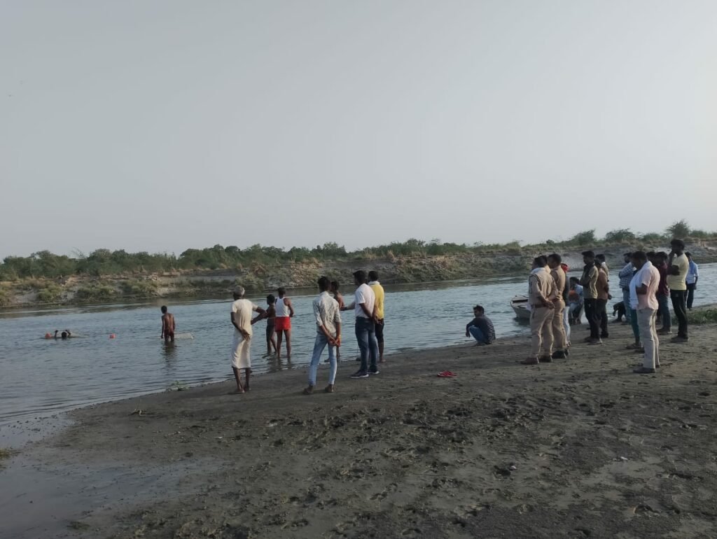 अंतिम संस्कार में गए दो युवक गंगा नदी में डूबे, तलाश में जुटे गोताखोर | New India Times