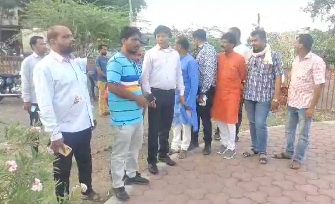 झाबुआ के नवागत सीएमओ जाबिर खान ने उत्कृष्ट रोड का किया निरीक्षण, सांसद दिलीप सिंह भूरिया की प्रतिमा के आस पास सफाई के दिये निर्देश | New India Times