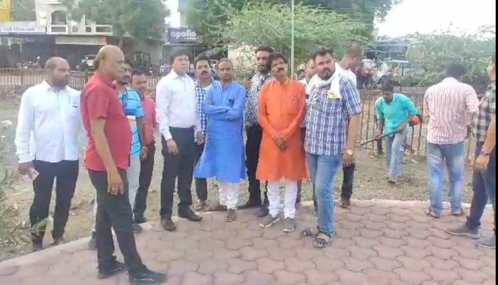 झाबुआ के नवागत सीएमओ जाबिर खान ने उत्कृष्ट रोड का किया निरीक्षण, सांसद दिलीप सिंह भूरिया की प्रतिमा के आस पास सफाई के दिये निर्देश 2 झाबुआ के नवागत सीएमओ जाबिर खान ने उत्कृष्ट रोड का किया निरीक्षण, सांसद दिलीप सिंह भूरिया की प्रतिमा के आस पास सफाई के दिये निर्देश | New India Times