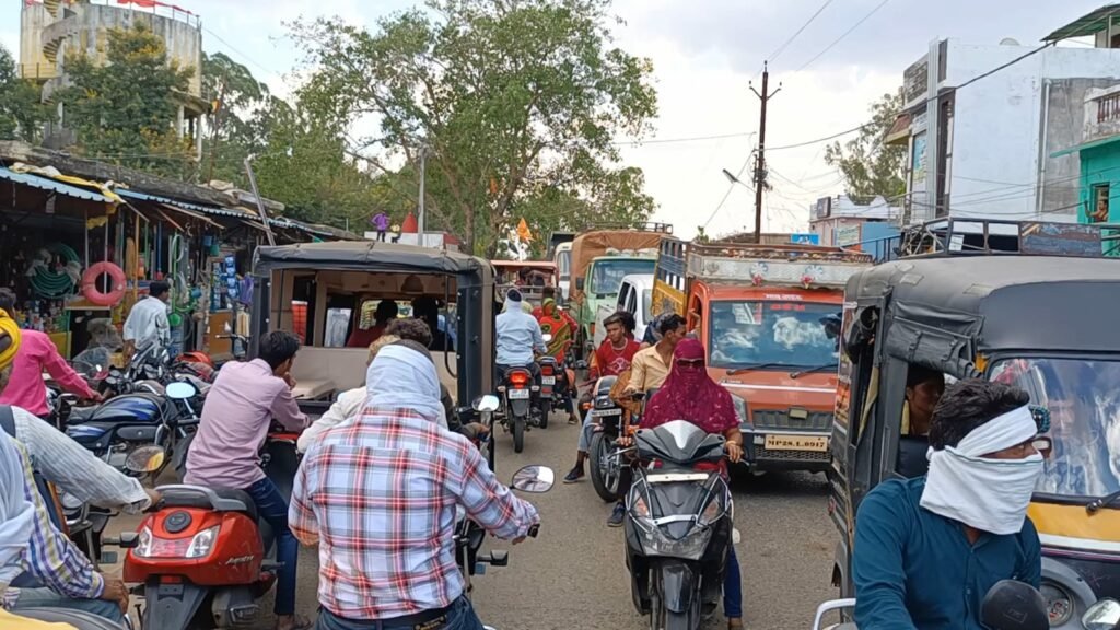 बैंक के समीप अव्यवस्थित वाहनों से लग रहा है लंबा जाम, पुलिस ने संभाला मोर्चा | New India Times