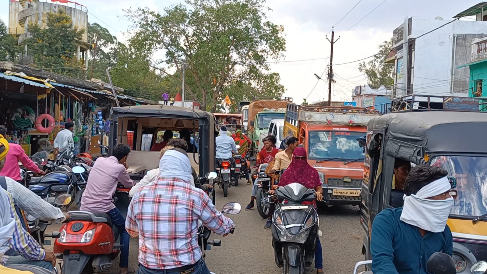 बैंक के समीप अव्यवस्थित वाहनों से लग रहा है लंबा जाम, पुलिस ने संभाला मोर्चा | New India Times