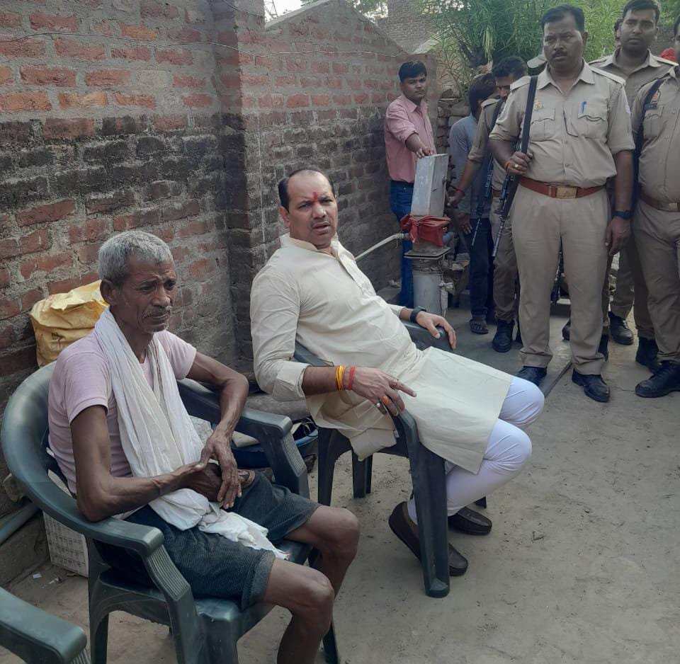 मृतकों के घर सांत्वना देने पहुंचे पूर्व विधायक राकेश सिंह | New India Times