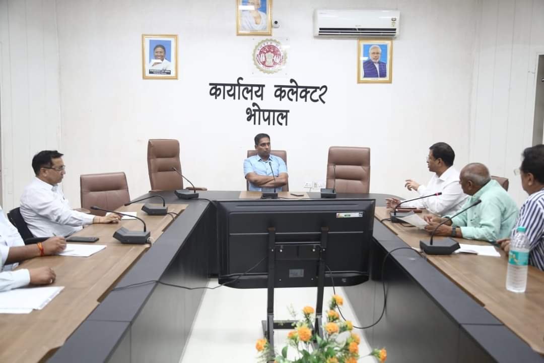 कलेक्टर श्री आशीष सिंह के साथ टिंबर मर्चेंट एसोसिएशन की बैठक में भोपाल की सभी आरा मशीन एवं टिंबर मर्चेंट परवलिया सड़क स्थित रातीबड़ में शिफ्टिंग के लिए बनी सहमति | New India Times