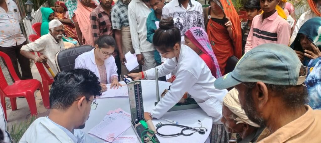 झाबुआ के प्रसिद्ध वरदान हॉस्पिटल ने निःशुल्क स्वास्थ्य शिविर का किया आयोजन, सैकड़ों मरीजों ने लिया शिविर का लाभ | New India Times