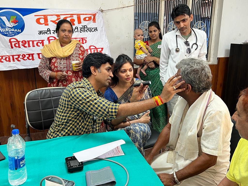 झाबुआ के प्रसिद्ध वरदान हॉस्पिटल ने निःशुल्क स्वास्थ्य शिविर का किया आयोजन, सैकड़ों मरीजों ने लिया शिविर का लाभ | New India Times