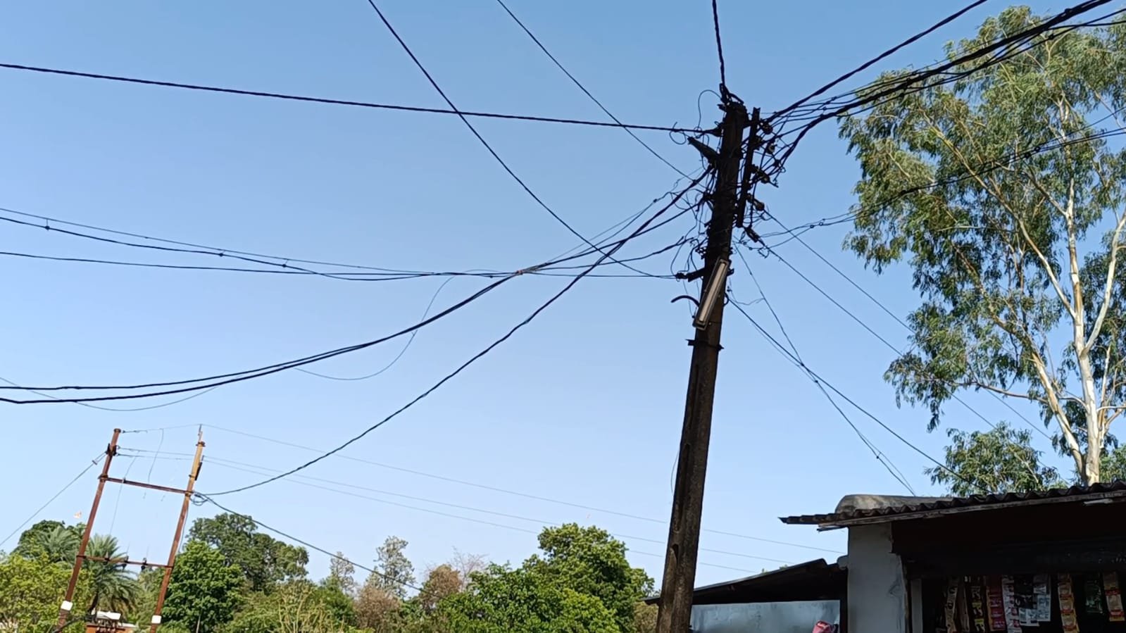 बिना गार्डिंग के बिजली विभाग ने डायरेक्ट जोड़े 33 हज़ार और 11 हज़ार वोल्टेज के हाईटेंशन तार, बिजली विभाग की लापरवाही से हो सकता है बड़ा हादसा | New India Times