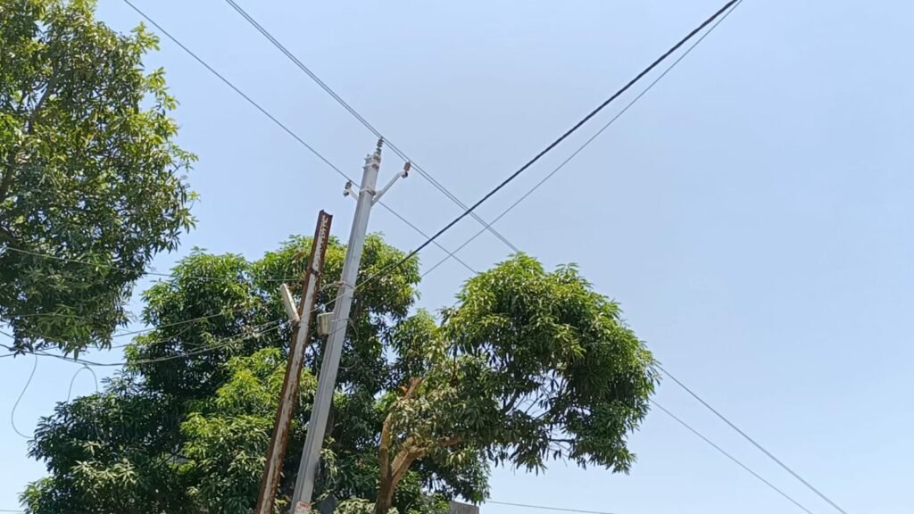 बिना गार्डिंग के बिजली विभाग ने डायरेक्ट जोड़े 33 हज़ार और 11 हज़ार वोल्टेज के हाईटेंशन तार, बिजली विभाग की लापरवाही से हो सकता है बड़ा हादसा | New India Times