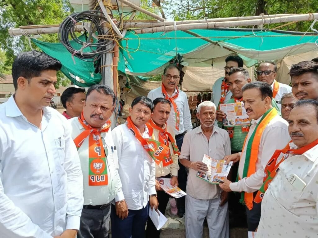 असंवैधानिक सरकार के प्रभाव में भाजपा का अभियान "मोदी@9" आरंभ, महाजन-खड़से ने किया जनता से संवाद | New India Times