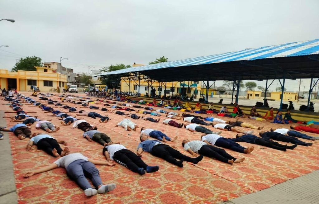 योग दिवस पर अनेक स्थानों पर हुए आयोजन, बच्चों संग अधिकारियों जनप्रतिनिधियों ने भी किया योगा | New India Times