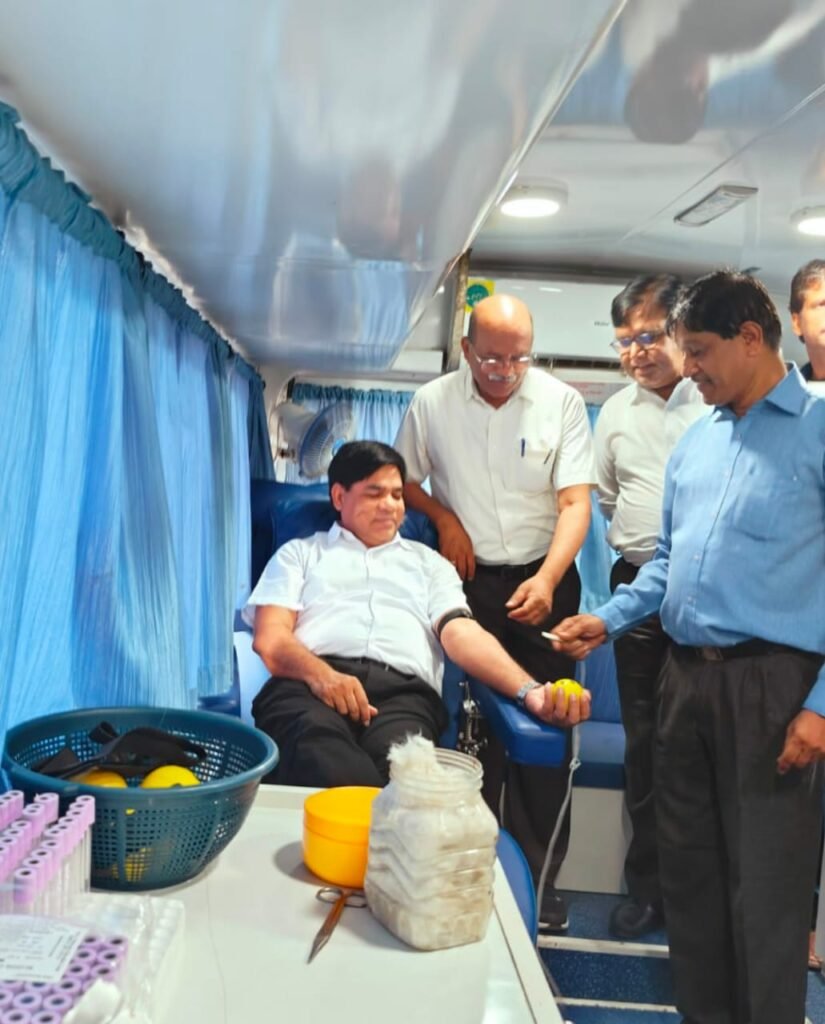 न्यायालय परिसर झाबुआ में स्वैच्छिक रक्तदान शिविर का हुआ आयोजन, प्रधान जिला न्यायधीश ने भी किया रक्तदान | New India Times