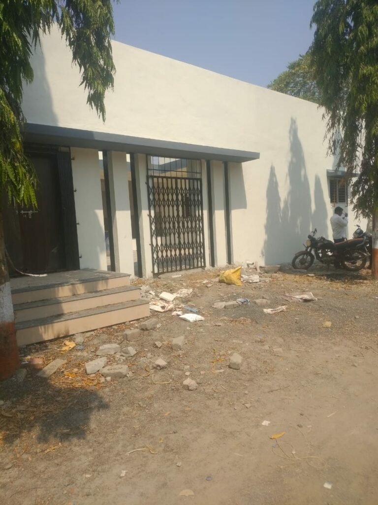 मंत्री गिरीश महाजन के गृह नगर में 50 बेड के सरकारी अस्पताल में खाली पड़े हैं 11 पद, जिला परिषद अस्पतालों में आधे से अधिक पद हैं रिक्त | New India Times