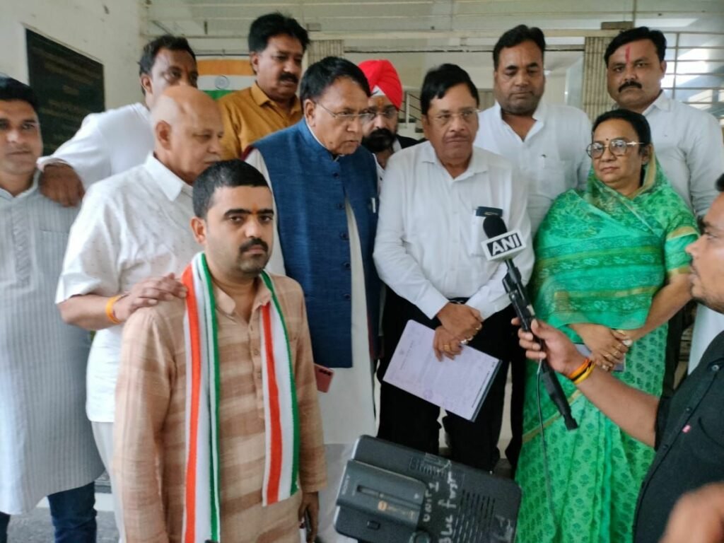 राजधानी भोपाल में पूर्व मुखमंत्री कमलनाथ के खिलाफ लगे आपत्तिजनक पोस्टरों को लेकर भड़के कांग्रेसी कार्यकर्ता | New India Times