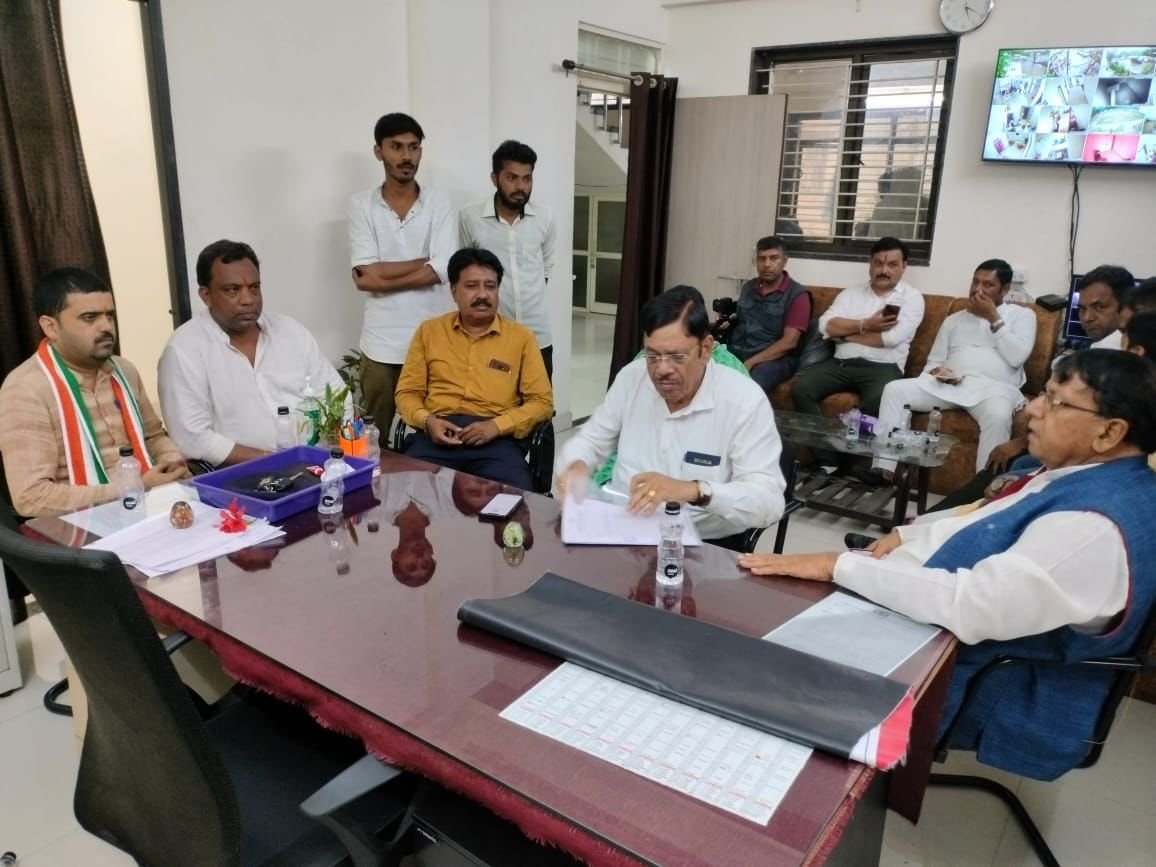 राजधानी भोपाल में पूर्व मुखमंत्री कमलनाथ के खिलाफ लगे आपत्तिजनक पोस्टरों को लेकर भड़के कांग्रेसी कार्यकर्ता | New India Times