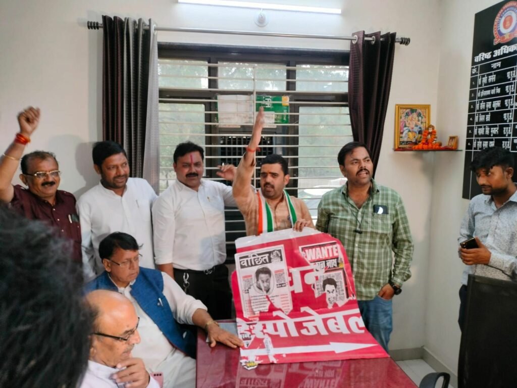 राजधानी भोपाल में पूर्व मुखमंत्री कमलनाथ के खिलाफ लगे आपत्तिजनक पोस्टरों को लेकर भड़के कांग्रेसी कार्यकर्ता | New India Times
