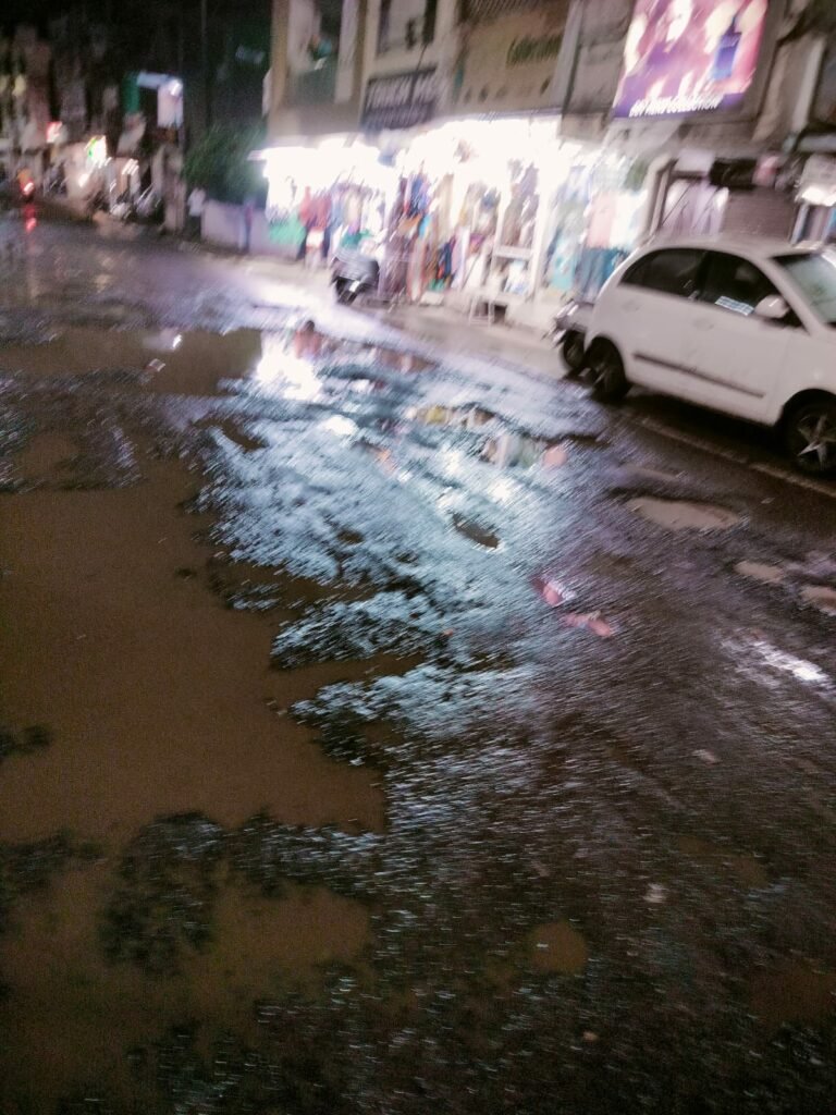 बारिश शुरू होते ही बदहाल सड़क ने छात्रों की बढ़ाई परेशानी, ज़िम्मेदार अधिकारी मौन | New India Times